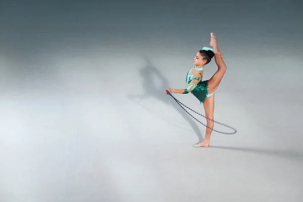 Gymnast in costume performs exercises with rope — Stock Photo, Image