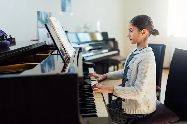 Όμορφο κορίτσι παίζει πιάνο στο School of Art — Φωτογραφία Αρχείου
