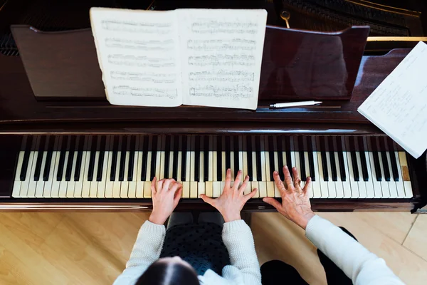 Lezioni di pianoforte in una scuola di musica, insegnante e studente — Foto Stock