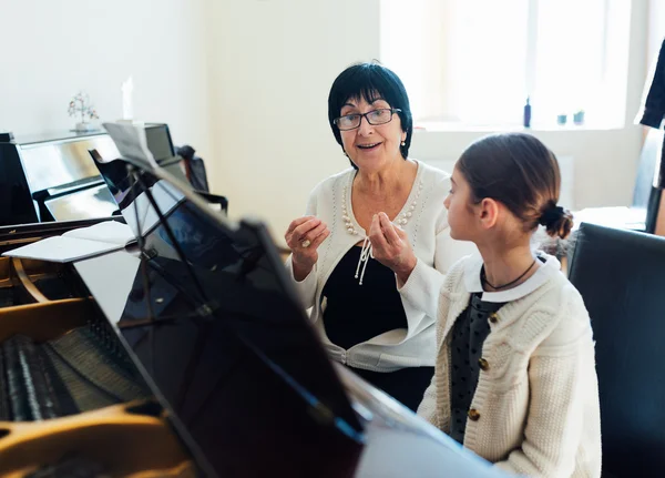 Master piano student explains  important things — Stock Photo, Image