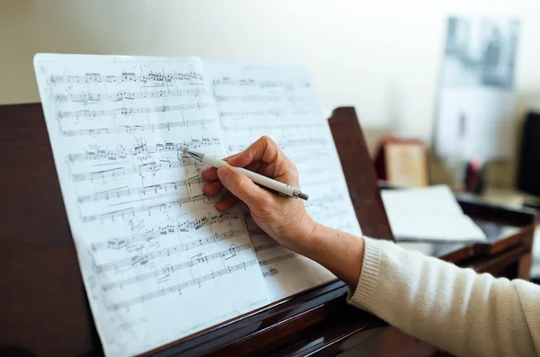 Escribir notas entre líneas sobre partituras — Foto de Stock