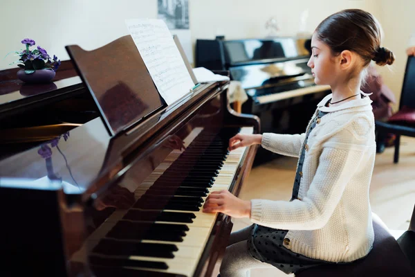 Bela estudante tocando piano na escola de música — Fotografia de Stock