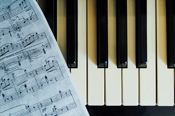 Notas e teclas de piano, close-up — Fotografia de Stock