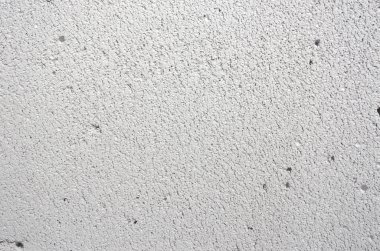 Arka planda bir inşaat sahasında beton duvar