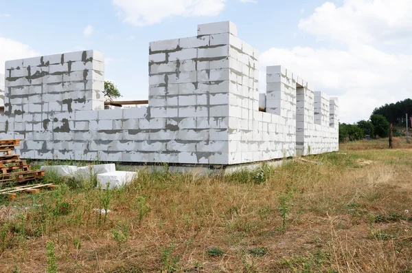 Strona główna. Zakończeniu budowy domu z betonu napowietrzonego — Zdjęcie stockowe
