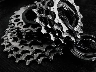 Bisiklet dişli dişli ve zincir üzerinde ahşap surfac