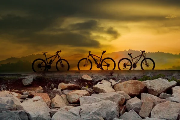 Σιλουέτα της ποδηλασίας βουνού στο ηλιοβασίλεμα στο Λιβάδι — Φωτογραφία Αρχείου
