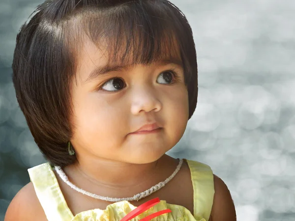 幸せな小さな少女の肖像画 — ストック写真