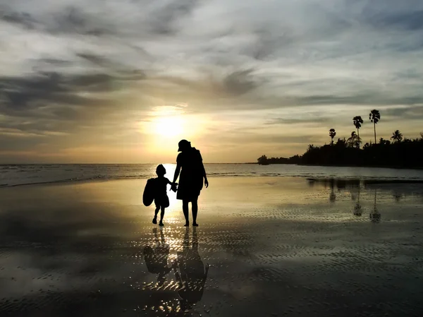 在海滩上观看日出的家人的轮廓 — 图库照片