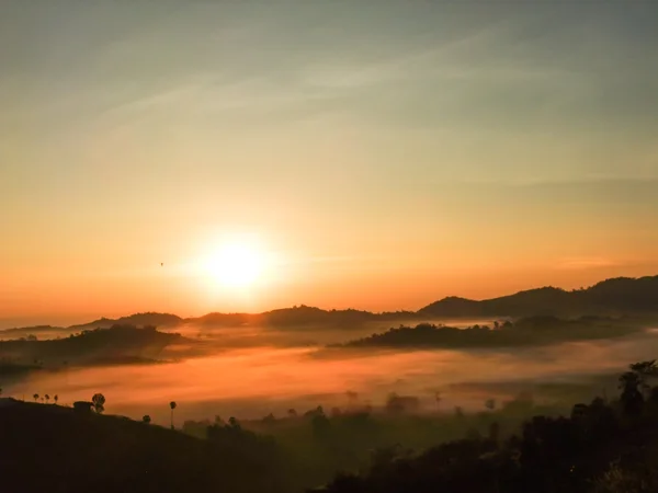 Puesta de sol en las montañas. —  Fotos de Stock