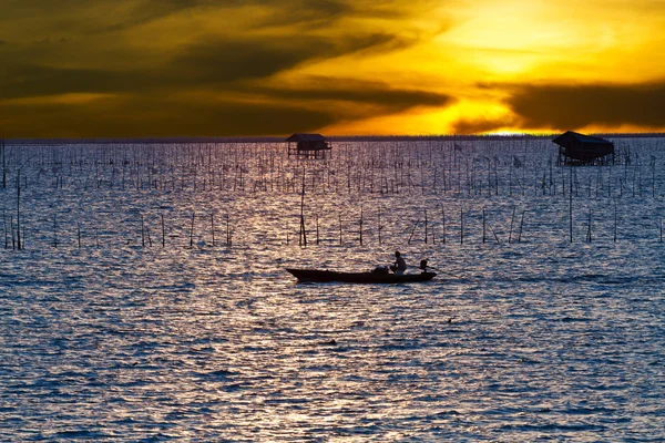 Nave da pesca nel mare delle Andamane Thailandese — Foto Stock