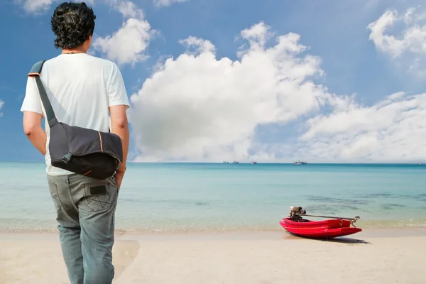 Kleines Boot am Strand — Stockfoto