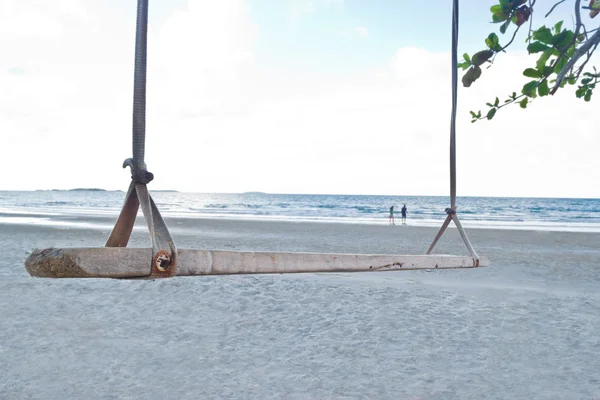 Huśtawka na plaży na wyspie, Tajlandia. — Zdjęcie stockowe