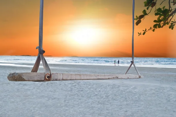 Balançoire sur la plage de l'île, Thaïlande . — Photo