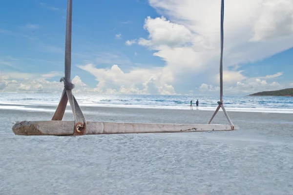Swing na praia na ilha, Tailândia . — Fotografia de Stock