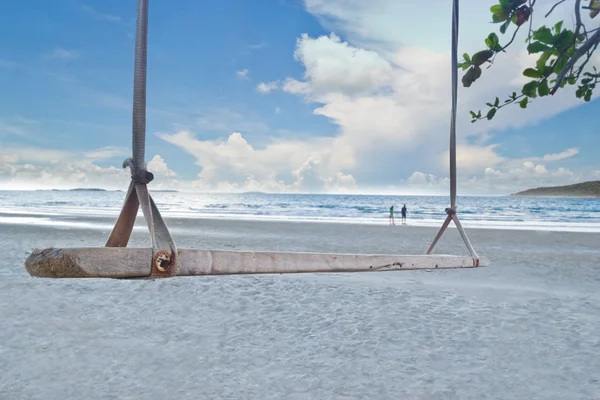 Schaukel am Strand auf der Insel, Thailand. — Stockfoto