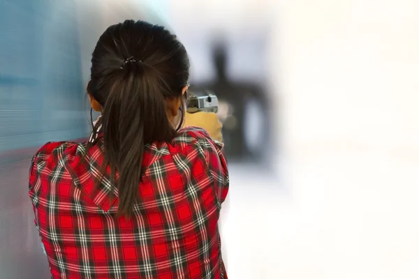 Zielscheibe übt mit Waffe im Schießstand — Stockfoto