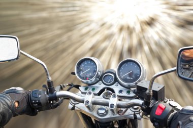 sokakta Motosiklet sürmek