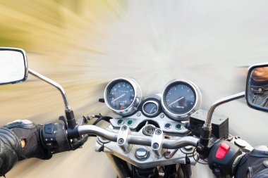 sokakta Motosiklet sürmek