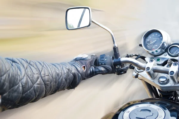 Motorradfahren auf der Straße — Stockfoto