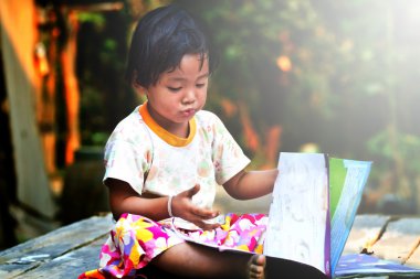 bir kitapla meraklı küçük bebek