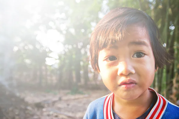 孩子眼睛看着摄像机的特写 — 图库照片