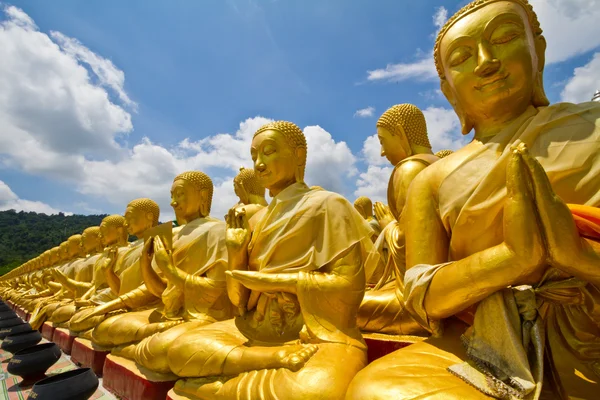 Thaise gouden Boeddhabeeld. Boeddha standbeeld in thailand — Stockfoto