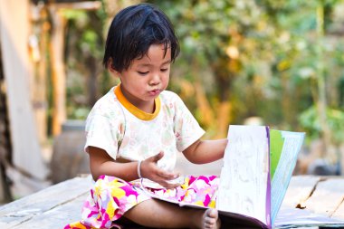 bir kitapla meraklı küçük bebek