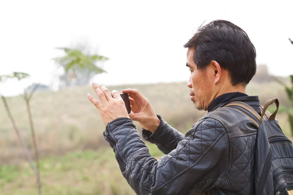 Hombre aventura con dispositivo GPS o teléfono al aire libre en el desierto ex — Foto de Stock