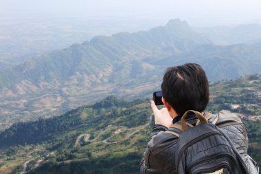 gps cihazı veya telefon açık havada vahşi doğada macera adamı