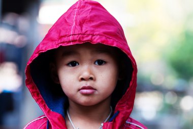 kış giysileri içinde mutlu küçük çocuk,