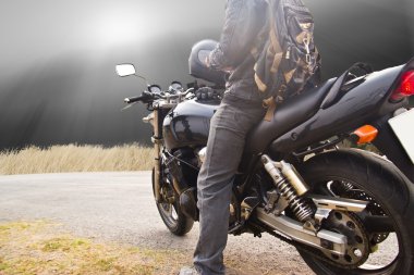 sokakta Motosiklet sürmek
