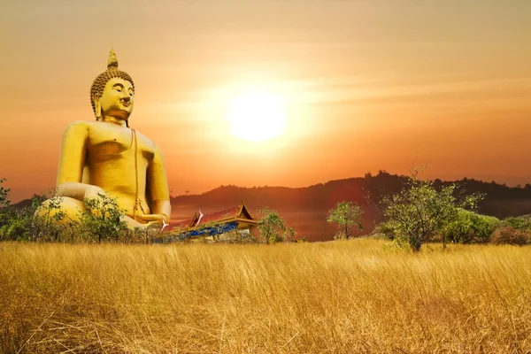 Der große Buddha im thailändischen Tempel. — Stockfoto