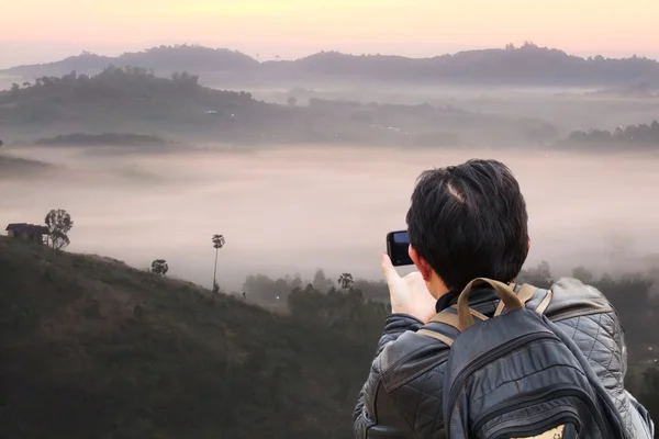 Aventure homme avec dispositif GPS ou téléphone en plein air en pleine nature ex — Photo