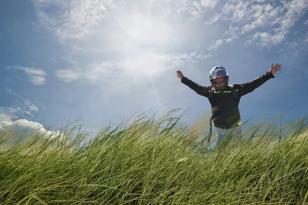 Man die in groene rijst. — Stockfoto