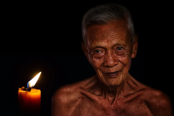 Yakın çekim portre kıdemli Asyalı adam — Stok fotoğraf