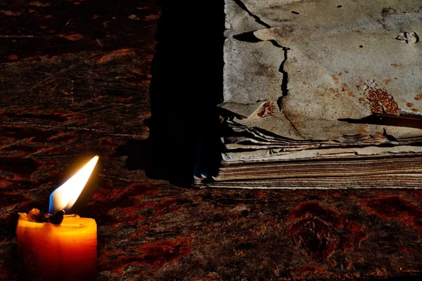 Kaarsen op oude houten vloer oud en verweerd Opmerking papier — Stockfoto