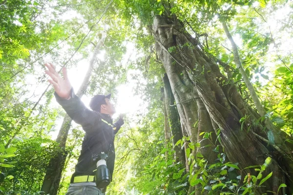 Guid na selva, na Tailândia Fotos De Bancos De Imagens Sem Royalties