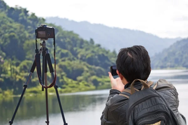 Abenteuermensch mit GPS-Gerät oder Handy im Freien in der Wildnis — Stockfoto