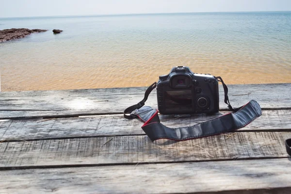 Kamera auf einem Holztisch — Stockfoto