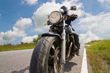 Dağ yeşil çayır bisikletçi bisiklet. Doğanın kompozisyon.