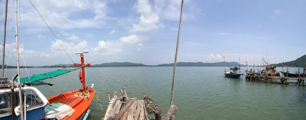 Małych łodzi rybackich w pobliżu wyspy Koh Chang. Tajlandia — Zdjęcie stockowe