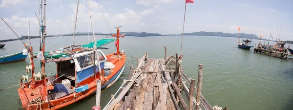 Small fishing boats near the island of Koh Chang. Thailand — Stock Photo, Image