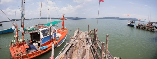 Pequeños barcos de pesca cerca de la isla de Koh Chang. Tailandia — Foto de Stock