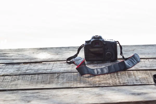 Macchina fotografica su un tavolo di legno — Foto Stock