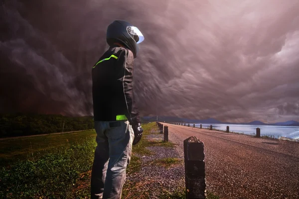 Biker debout avec sa moto sur la tempête — Photo
