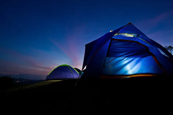 Tourist camp i ett berg. — Stockfoto
