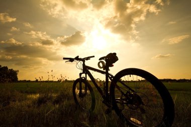 dağ bisikleti hızlı bisiklet üzerinde azalan tepeden aşağı