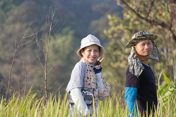 Porträt eines glücklichen Touristen bei einer Wanderung — Stockfoto