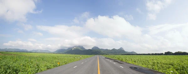 Estrada no campo , — Fotografia de Stock